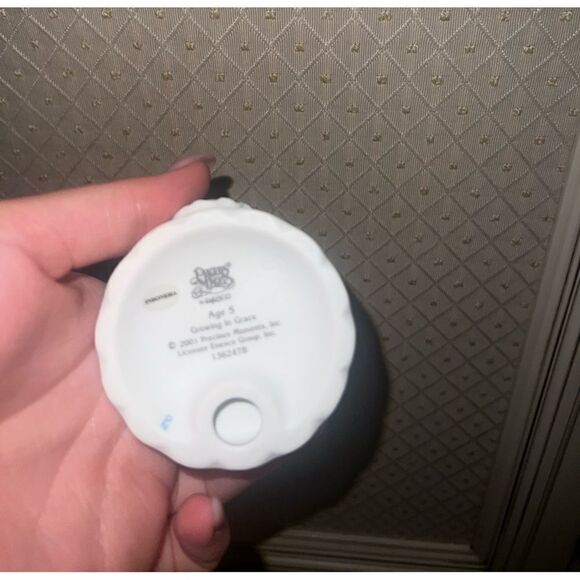 Precious Moments Figurine "Growing In Grace Age 5” - Picture 2 of 3